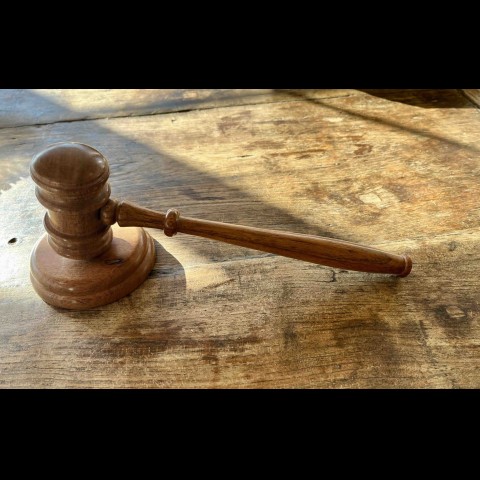 Houten Voorzittershamer met inscriptie: Traditie en Gezag in Pure Natuurlijke Vorm